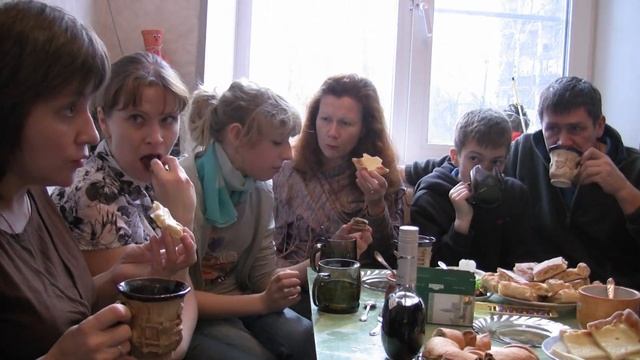 Попугайчик Петруша встречает гостей, Виталик печет пироги, играем в зельеварение. #friends#parrot смотреть онлайн