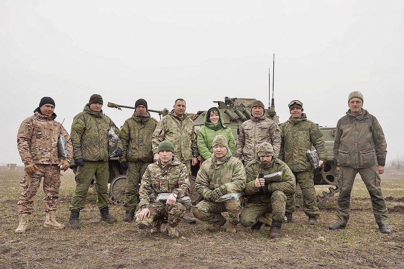 Поездка на линию фронта и подарки бойцам от волонтеров творческого дома "LW Тактик" смотреть онлайн
