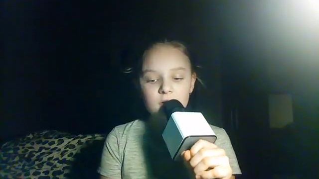 Пою в микрофон в караоке песни- мокрые кросы, незабудка, босая. смотреть онлайн