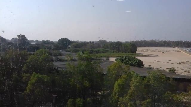 Дубай (ОАЭ). Вид на семизвёздочную гостиницу "Парус" из громадного перехода метро смотреть онлайн