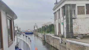 Входим в шлюз №7 Канала им. Москвы. Он двухкамерный, что даёт возможность встречного шлюзования ??