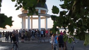 Хор ПетрГУ поет под пианино в ротонде набережной Петрозаводска