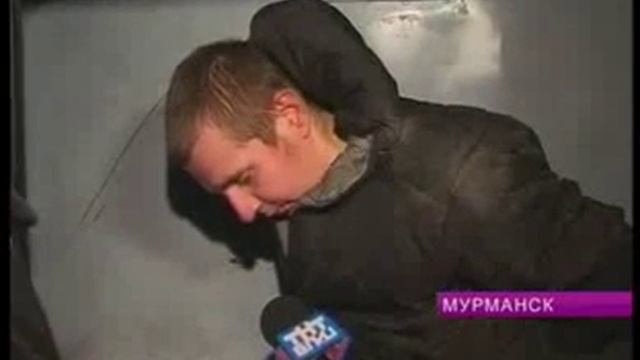 Молодой человек разбил стекло в машине, чтобы достать магнитолу и ударил ножом пожилого человека