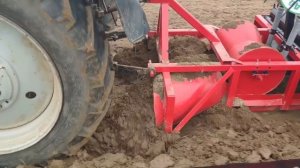 Соседи сажают 40 га клубники.  Грядообразователь в работе