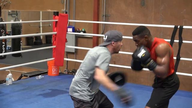Unbeaten KeAndre Gibson padwork inside Roy Jones Jr. Fight Academy смотреть онлайн