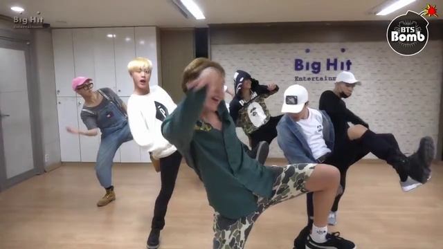 Танцевальная практика бтс ?