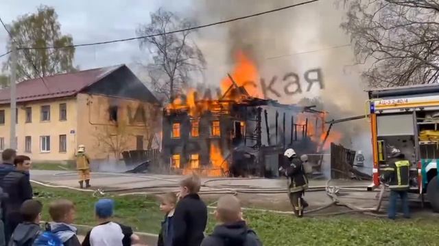 В Тихвине сгорел деревянный дом на Московской улице 7, пострадала часть соседнего дома №5 (Спб) смотреть онлайн