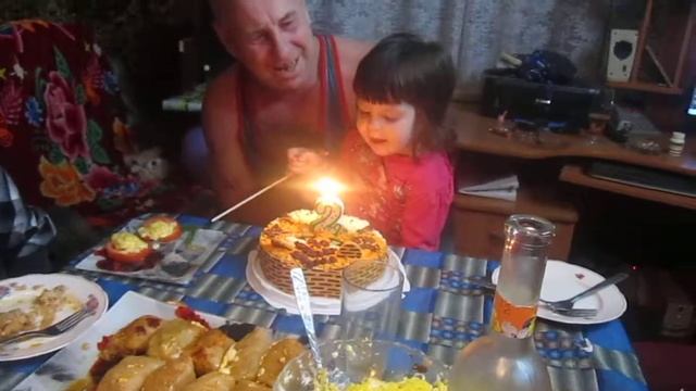 задуваем тортик!! Внучке 2 года!! смотреть онлайн