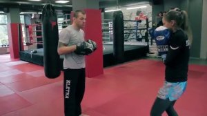 Бокс работа на лапах. Как держать лапы для левши