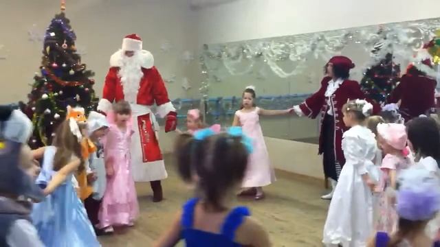 Софья-хоровод у ёлки смотреть онлайн