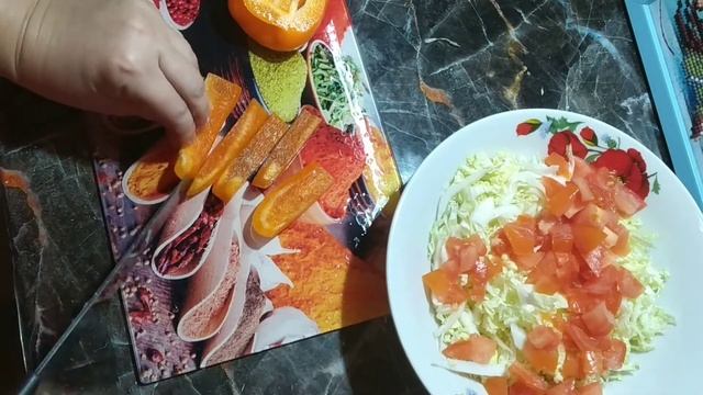 Салат с пекинской капустой и жареной курицей.Очень вкусно получилось!!!! смотреть онлайн