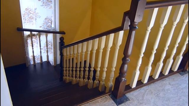 Лестница на второй этаж из сосны в частном доме. смотреть онлайн