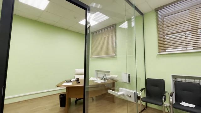 Цельностеклянная дверь в черной раме внутри цельностеклянных перегородок из закакаленого полотна смотреть онлайн