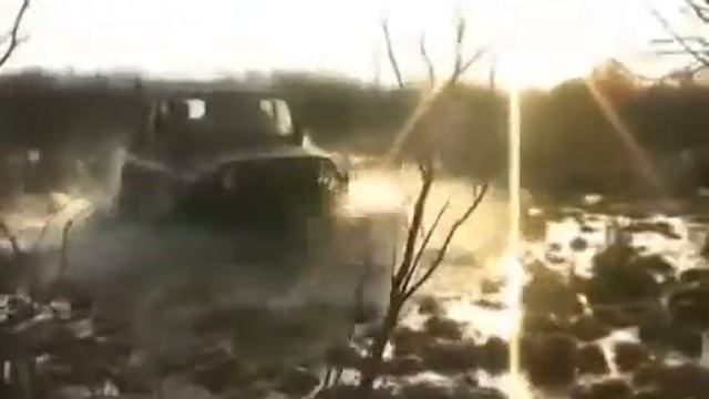 Внедорожник УАЗ на скорости катается по бездорожью смотреть онлайн