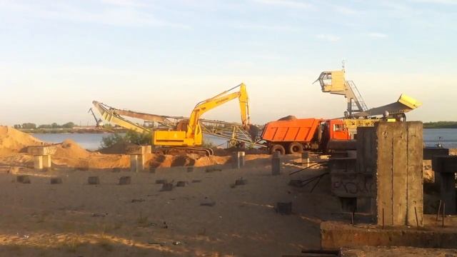 Пинок экскаватором пад жеппу смотреть онлайн