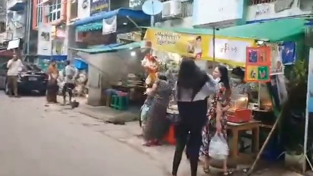 Мьянма. Янгон. Улица в Санчонге.