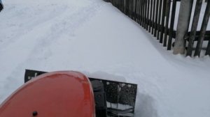 МТЗ 152 Беларус чистит снег отвалом.