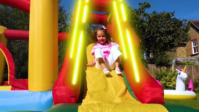 Макс играет с игрушками для улицы смотреть онлайн