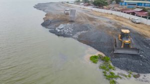 Ежедневно Бульдозер колесный погрузчик сбрасывают камень в озеро