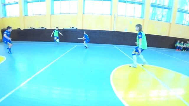 Футбол: "Старшие против младших" (КАМЕРА БЕГАЕТ - ВИД ИГРЫ ОТ ПЕРВОГО ЛИЦА, ЧТО ВИДНО, А ЧТО НЕТ) смотреть онлайн