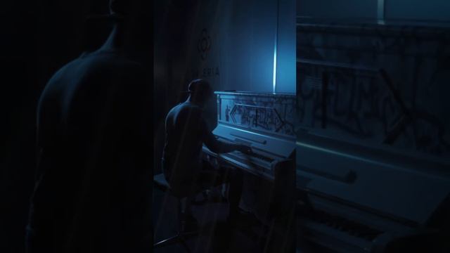 This dude plays outside in the rain Requiem For a Dream on PUBLIC PIANO! смотреть онлайн