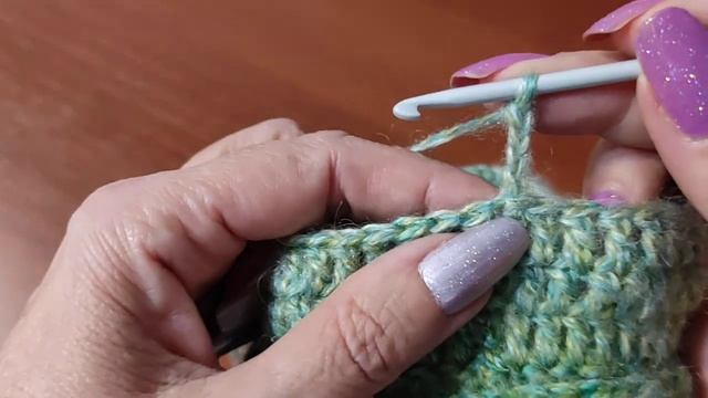 Шапочка с отворотом крючком. Теплый комплект шапочка+шарфик+варежки. М.К. для начинающих. смотреть онлайн