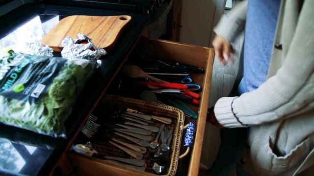 Spacious DIY Off-The-Grid Tiny House смотреть онлайн