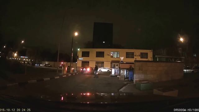 Шлагбаум атакует легковой автомобиль смотреть онлайн