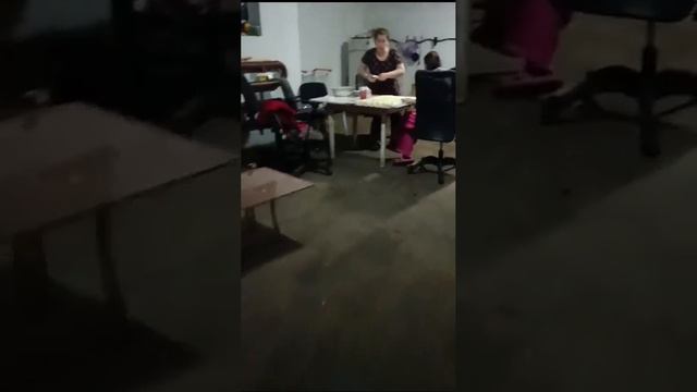 мигранты незаконно поселились в подвале жилого дома. смотреть онлайн