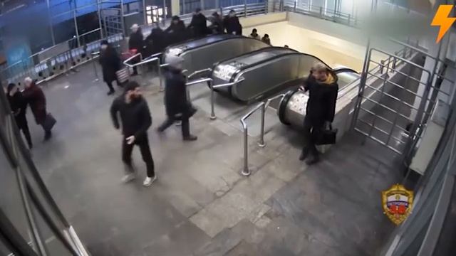 В Московском метро борец отобрал телефон и сдал его в ломбард смотреть онлайн
