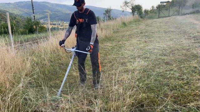Stihl Fs 561-C with durocut 40-4 trimmer head cutting dry big grass. смотреть онлайн