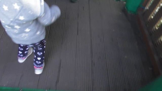 Видео для детей и малышей Алиса в замке дракона  Funny Video For Kids Play At The Park 2017