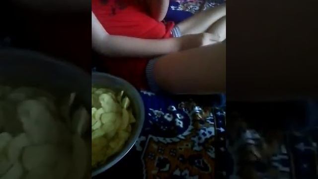 Короче жрём чипсы lays.Сметана и зелень. смотреть онлайн