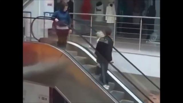 Девушка с эскалатором! смотреть онлайн