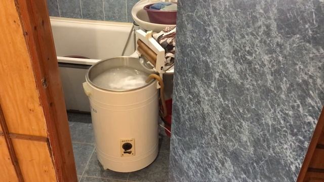 Стирка с помощью стиральной машины "Волга-8Р" 1986 года выпуска. Полоскание. Часть 1.2 смотреть онлайн