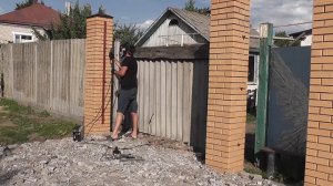 УСТАНОВКА КОЛПАКОВ И ЗАКЛАДНЫХ, ФИНАЛ С КИРПИЧНЫМИ  СТОЛБАМИ К ВОРОТАМ