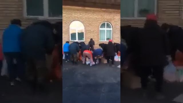 МЕЧЕТЬ В СЕМЕЕ ОКАЗАЛАСЬ ЕДИНСТВЕННЫМ МЕСТОМ, ГДЕ ВЫДЕЛЯЮТ ГУМАНИТАРНУЮ ПОМОЩЬ смотреть онлайн