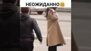 Подарит девушке цветок прикол