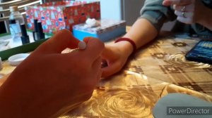 ДЕЛАЮ МАНИКЮР ПОДРУГЕ.