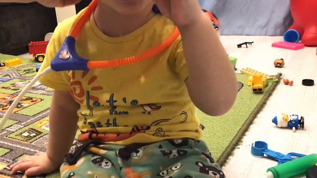 Малыш Саша разбросал игрушки и лечит кота смотреть онлайн