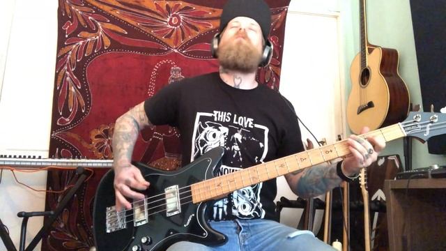 The Distillers - Hall Of Mirrors (Ryan Sinnott Bass Playthrough) смотреть онлайн