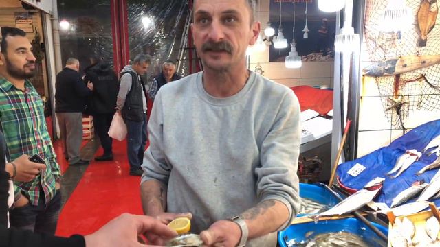 Устрицы на рынке в Стамбуле. 50 р. Посредственные устрицы смотреть онлайн