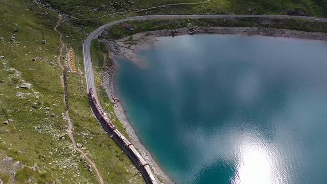 Релакс поезд на фоне лазурного моря смотреть онлайн