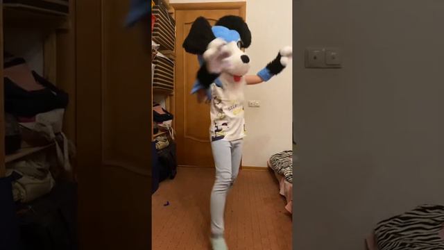Моя младшая двоюродная сестра танцует в фурсьюте. смотреть онлайн