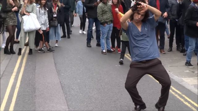 SAXOPHONE STREET PERFORMER, STREET MUSICIAN, STREET PERFORMER IN LONDON, SAXOPHONE ON LONDON STREET смотреть онлайн