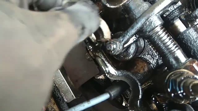 Замена шайбы на шпильке блока цилиндров Москвич 2141.mp4