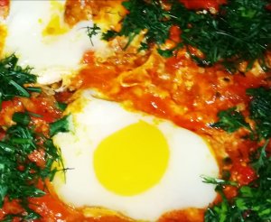Шакшука с фаршем (яичница с помидорами и фаршем).