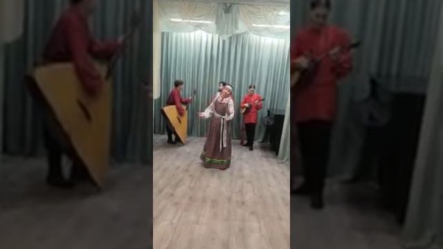 Солистка ансамбля народной песни "Доброслава" Соболевская А. "За рекою у колодца" р.н.п. смотреть онлайн