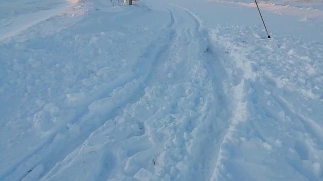 Пробиваю дорогу на ВАЗ 2107. Трактор Т-150 Чистит Дорогу ШНЕКО-РОТОРНЫМ Снегоочистителем СШР-2,6. смотреть онлайн