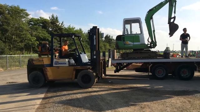 Японский виличный погрузчик KOMATSU 70 - в работе